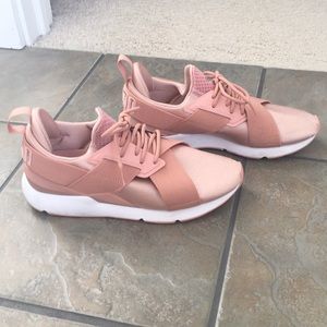 Pink pumas